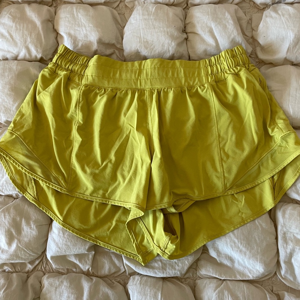 lululemon hotty hot short 2.5”
